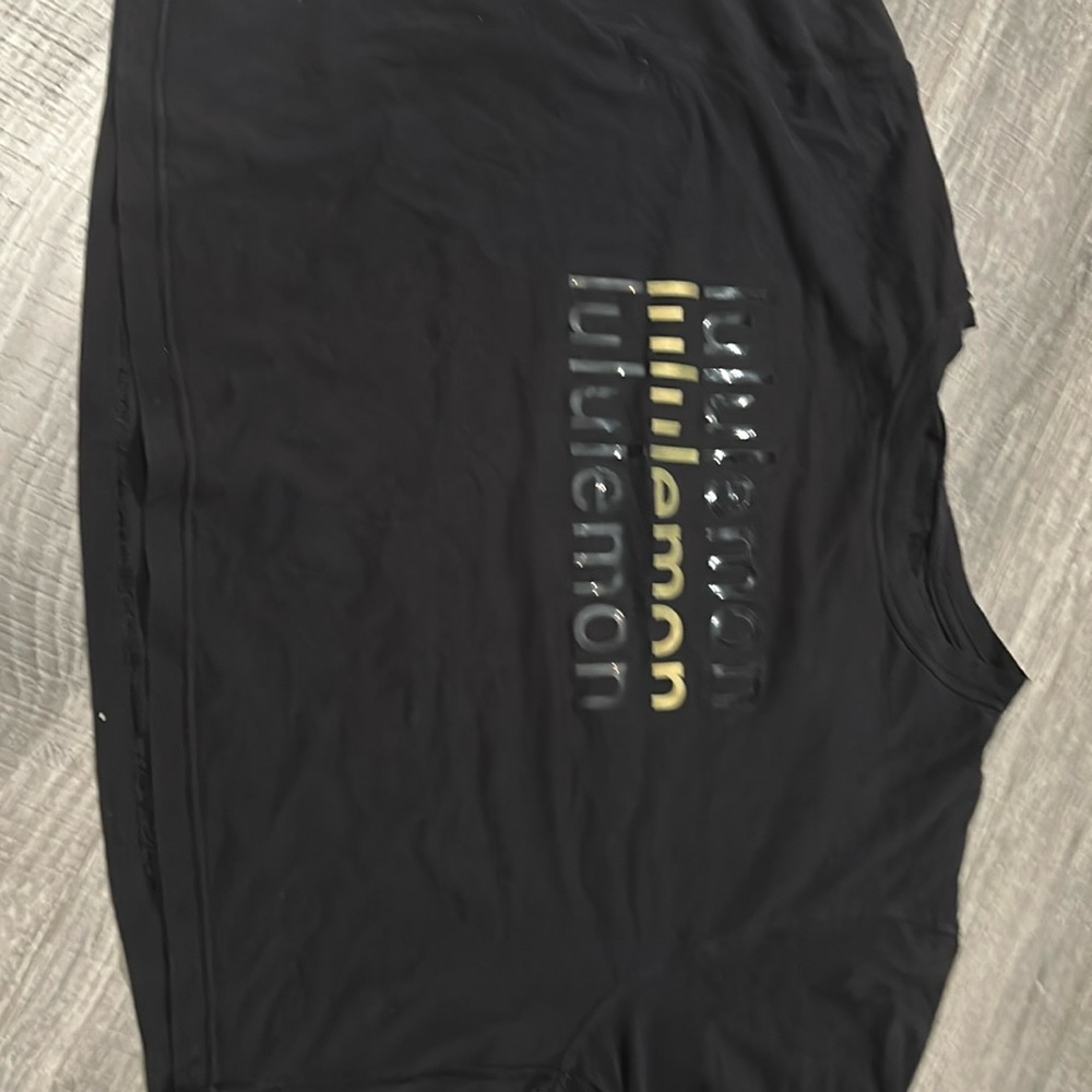 black lululemon tee shirt
